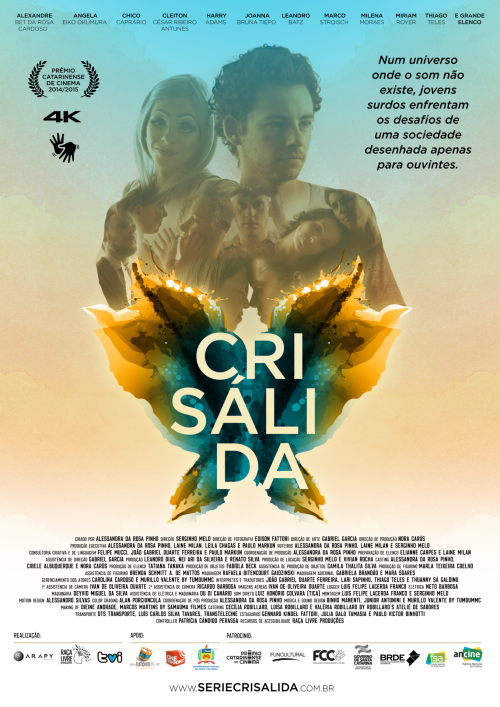 Para todos verem: Texto: "Alexandre Bet da Rosa Cardoso. Angela Eiko Okumura. Chico Caprário. Cleiton César Ribeiro Antunes. Harry Adams. Joanna Bruna Tiepo. Leandro Batz. Marco Stroisch. Milena Moraes. Miriam Royer. Thiago Teles. E grande elenco. Prêmio Catarinense de Cinema 2014/2015. 4K. Num universo onde o som não existe, jovens surdos enfrentam os desafios de uma sociedade desenhada apenas para ouvintes. Crisálida. www.seriecrisalida.com.br . Ilustração: Banner em que há uma flor em tons de azul e amar