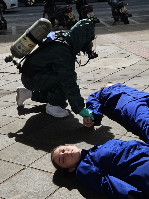 Socorrista com traje químico atende duas vítimas desacordadas em simulação de vazamento