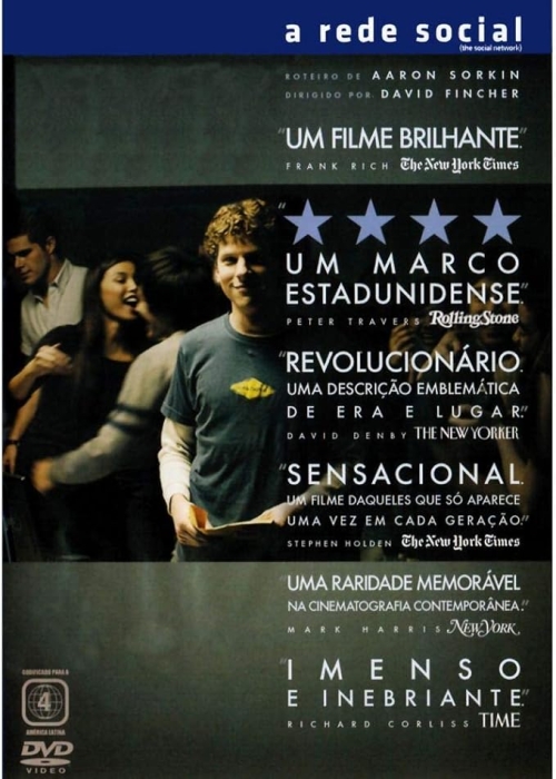 Para todos verem: Texto: A Rede Social. Roteiro de Aaron Sorkin. Dirigido por David Fincher. Um filme brilhante. - Frank Rich, The New York Times. Um marco estadunidense. - Peter Travers, Rolling Stone. Revolucionário. Uma descrição emblemática de era e lugar. - David Denby, The New Yorker. Sensacional. Um filme daqueles que só aparece uma vez em cada geração. - Mark Harris, New York. Imenso e inebriante. - Ricard Corliss, Time. DVD Vídeo”. Ilustração: Banner em tons de preto que há um adolescente sorrindo.