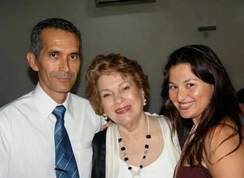 Duas mulheres e um homem sorridentes posam para a foto