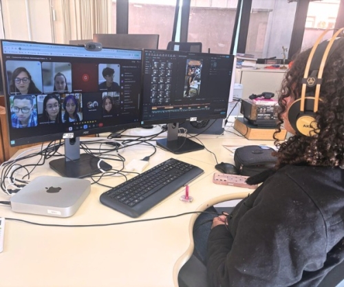 Uma jovem assiste um curso online