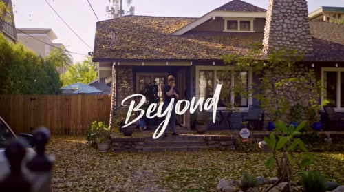 Para todos verem: Texto: "Beyond". Ilustração: Banner em que há um moço na entrada de uma casa.