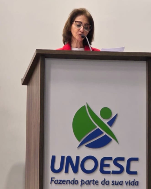 Uma mulher falando num púlpito