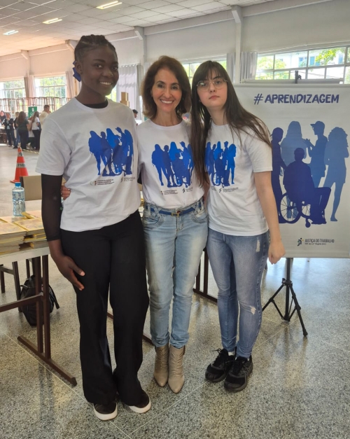 Uma mulher e duas meninas posam para foto