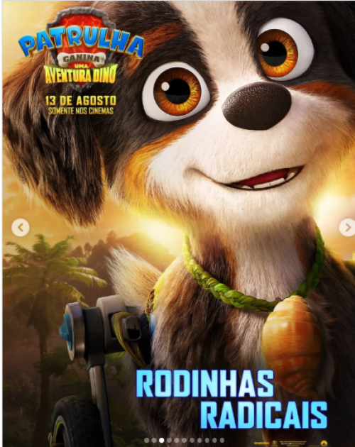 Para todos verem: Texto: "Patrulha Canina: Uma Aventura Dino. 13 de agosto somente nos cinemas. Rodinhas radicais". Ilustração: Banner em que há um cachorro utilizando uma cadeira de rodas para cães. O cachorro está usando um colar com uma concha. Ao fundo há o céu em tons de amarelo e árvores.