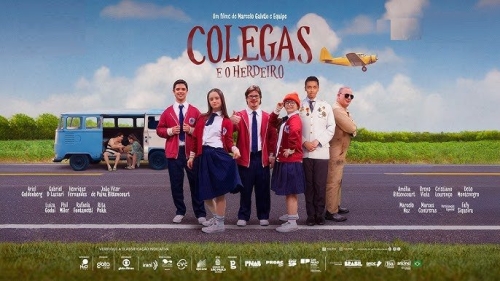 Para todos verem: Texto: "Um filme de Marcelo Galvão e Equipe. Colegas e o Herdeiro". Ilustração: Banner com cinco pessoas no meio de uma estrada. Ao fundo há um avião amarelo e uma kombi azul com duas crianças e um cachorro.