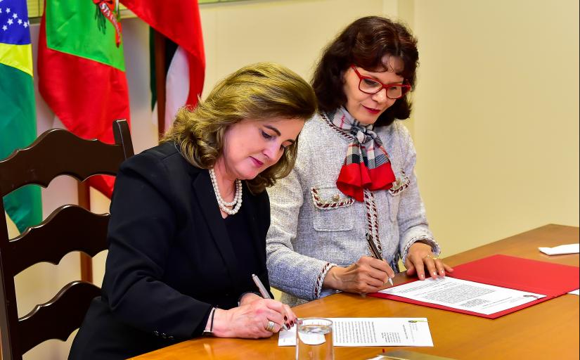 Desembargadoras firmando termo