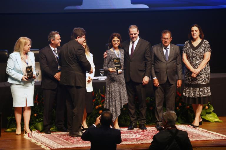 Com o prêmio em mãos, presidente do TRT-SC posa ao lado do ministro Dias Toffoli 