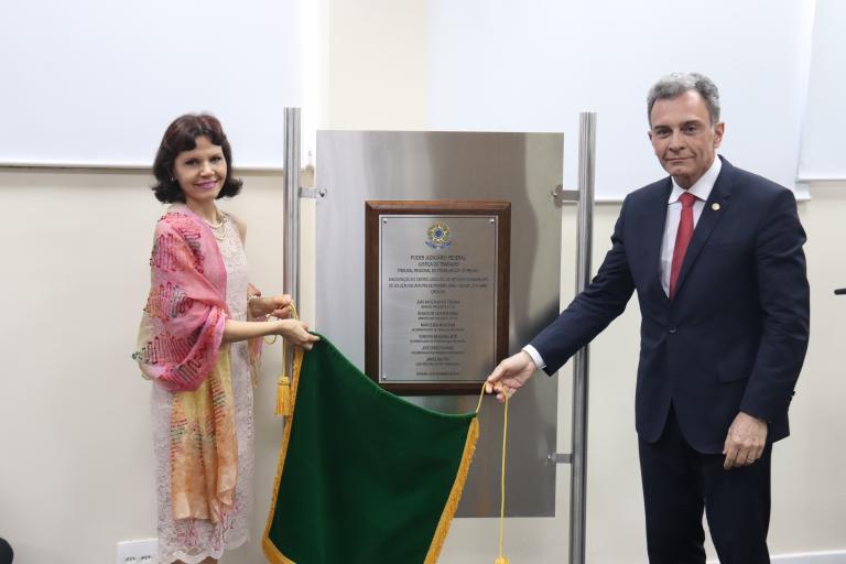 Presidente Mari Eleda e ministro Alexandre Ramos descerram placa de inauguração do 14º Cejusc da JT-SC