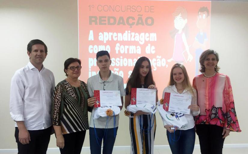 Juíza vera ramos com vencedores do concurso