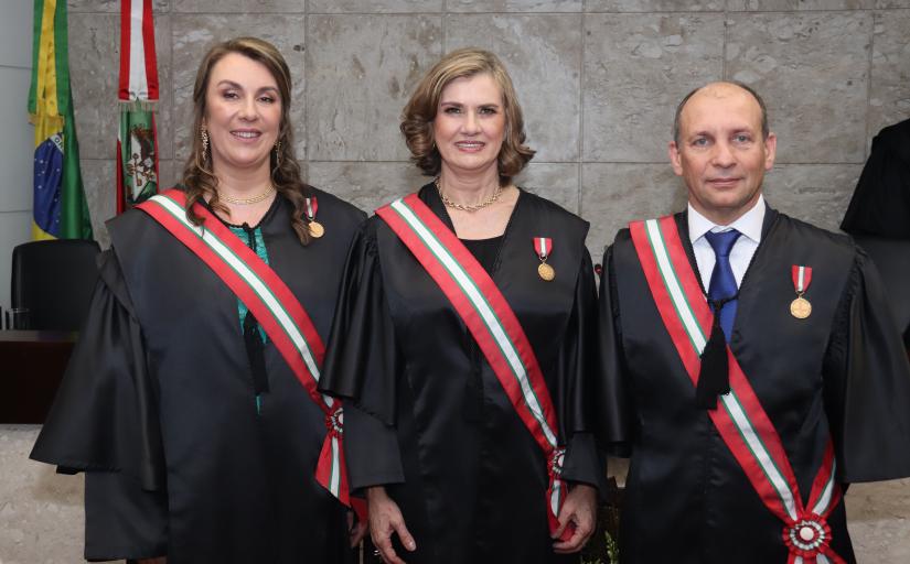 Ao centro a presidente, Lourdes Leiria, ladeada pelos desembargadores Teresa Cotosky, vice-presidente, e Amarildo Carlos de Lima