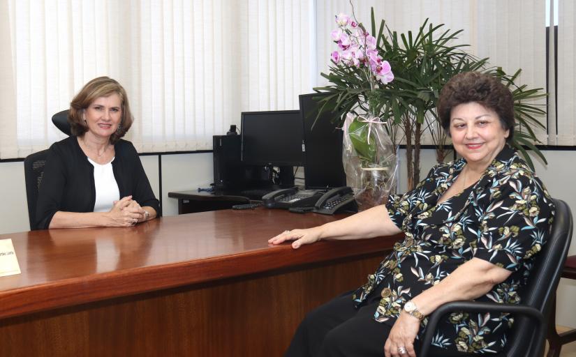 Desembargadora Lourdes Leiria recebe visita da colega Lília Leonor Abreu no Gabinete da Presidência