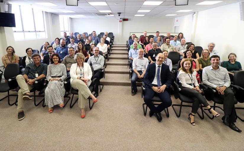 Na foto, sentados no auditório, desembargadora Mari Eleda, juiz Marcel Higuchi e servidores