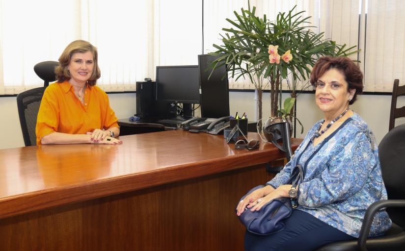 Presidente Lourdes Leiria em seu gabinete recebendo a desembargadora Ligia Maria Teixeira Gouvêa