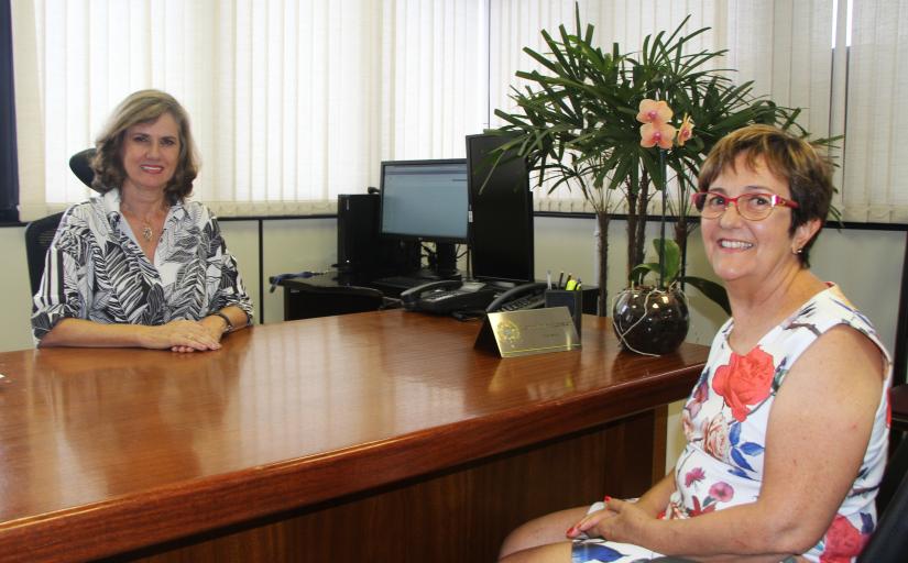 Desembargadoras Lourdes Leiria e Licélia Ribeiro posam para foto, sentadas, no Gabinete da Presidência