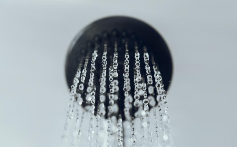 Água corrente saindo de um chuveiro 
