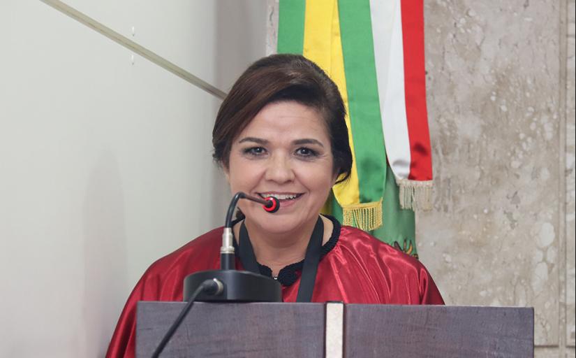 Foto da juiza Ângela Konrath falando em um púlpito