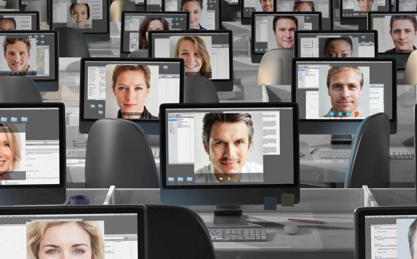 Imagem com cerca de 100 monitores com rostos de pessoas