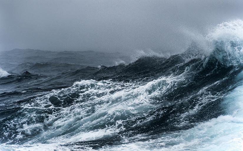 imagem de ondas revoltas em alto mar
