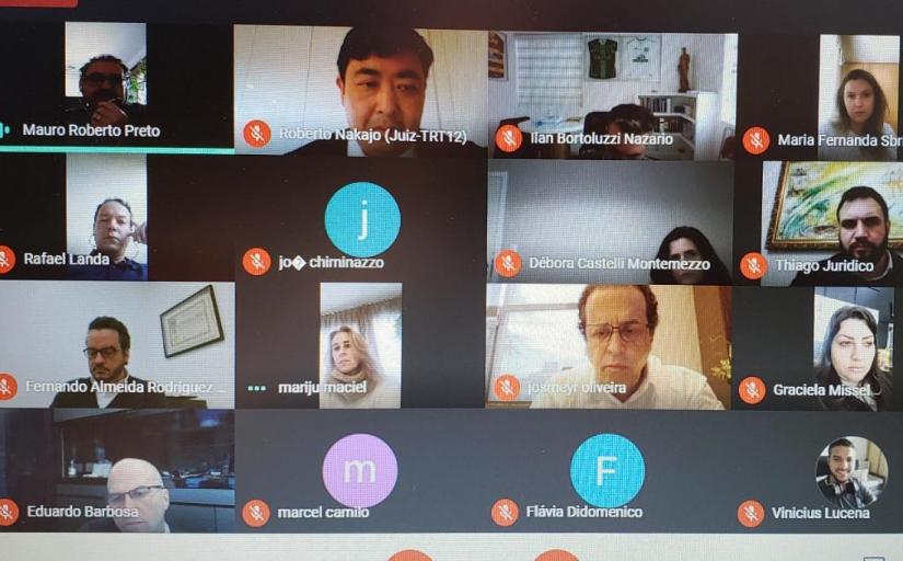Print de uma tela com 16 pessoas participando de uma audiência videoconferência