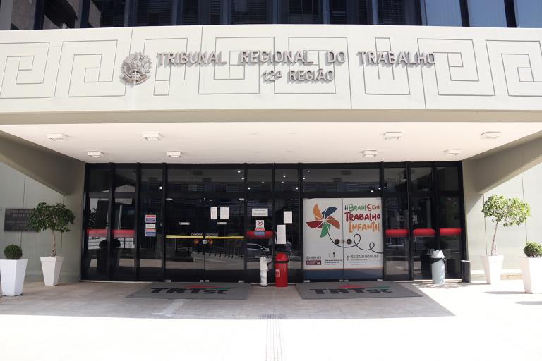 Imagem da frente da sede do TRT com o nome na fachada