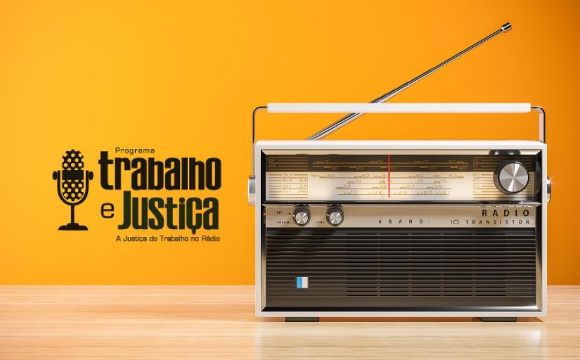 Texto Trabalho e Justiça posicionado ao lado de um rádio antigo, em fundo laranja