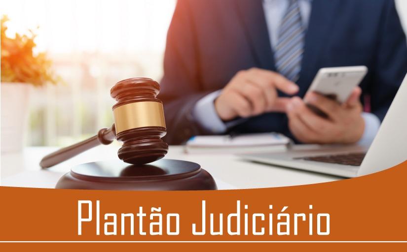 foto de um homem de terno com o celular na mão, ao seu lado o martelo da justiça. embaixo, os dizeres: plantão judiciário