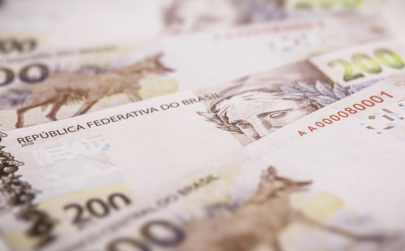 Quatro cédulas de R$ 200 sobrepostas parcialmente