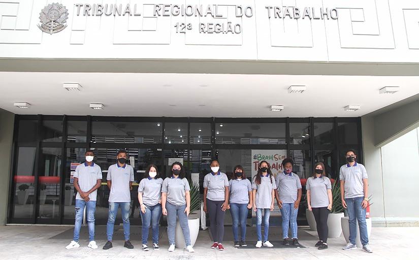 Jovens aprendizes posam em frente à sede do Tribunal, em Florianópolis