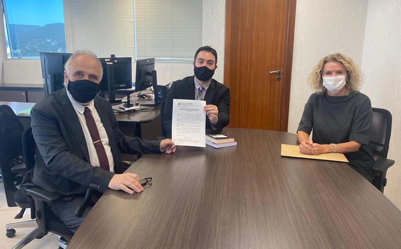 fotografia com os integrantes da reunião em torno de uma mesa