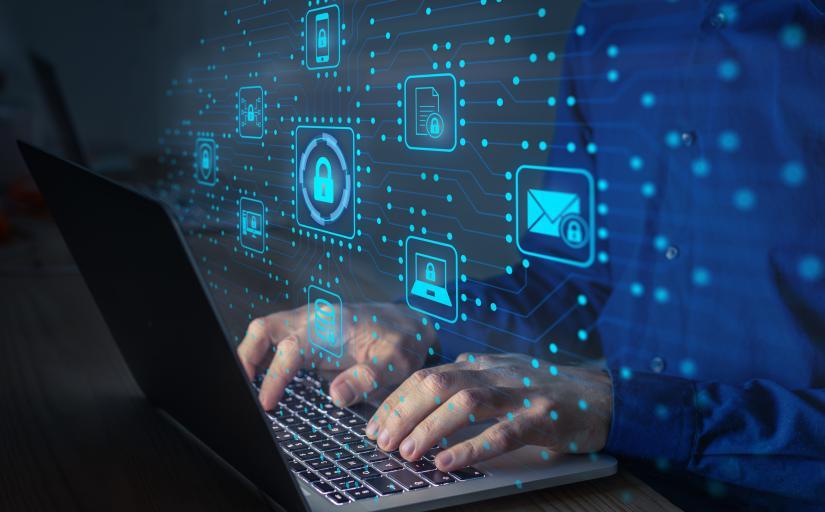 Engenheiro de TI de segurança cibernética trabalhando na proteção da rede contra ataques cibernéticos contra hackers na internet. Acesso seguro para privacidade on-line e proteção de dados pessoais. Mãos digitando no teclado e PCB