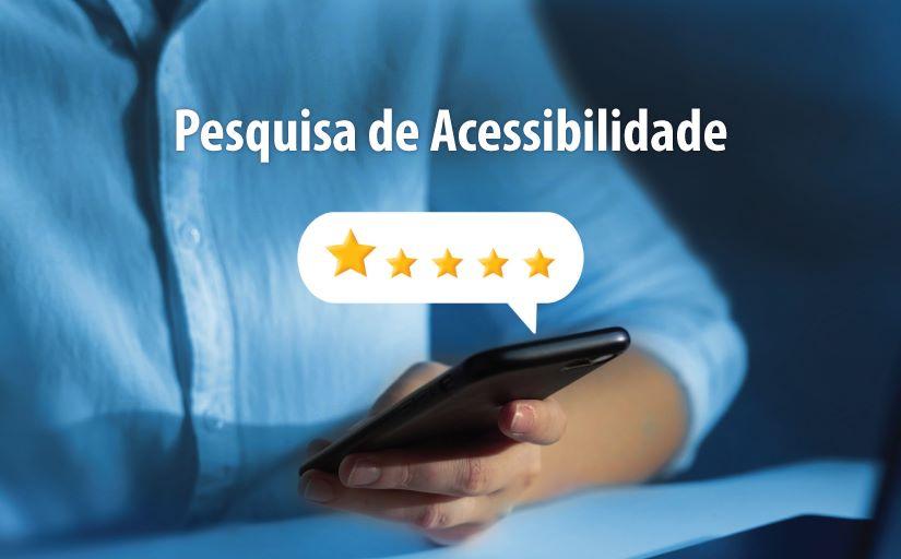 Close na mão da mulher usando celular com símbolo de cinco estrelas. Texto: Pesquisa de acessibilidade