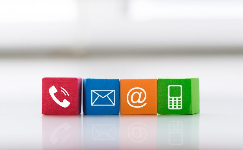 Símbolo de telefone, carta e-mail e celular em quatro blocos colorido