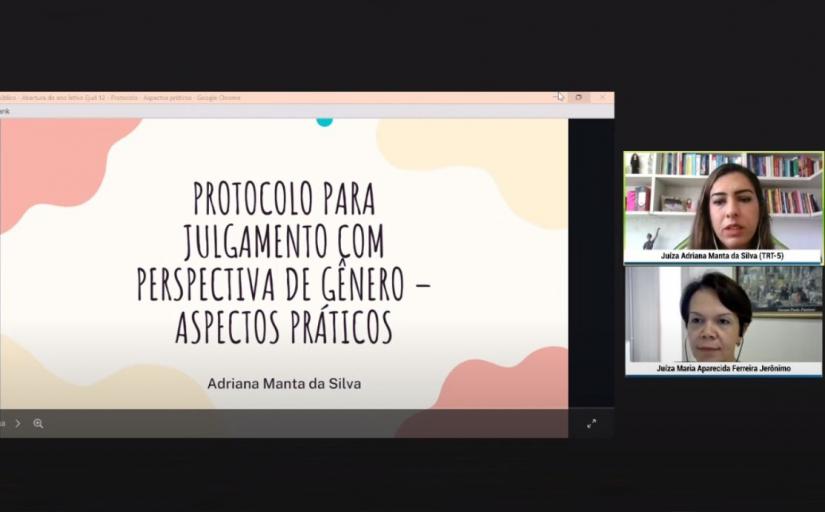 Foto de uma palestra virtual, duas mulheres e uma imagem com o texto: protocolo para julgamento com perspectiva de Gênero - aspectos práticos