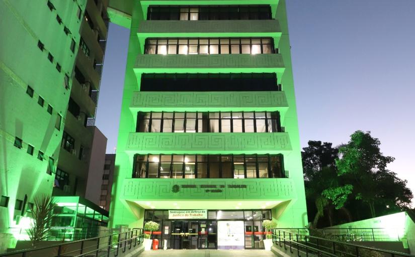 Fachada prédio-sede TRT-SC com iluminação verde