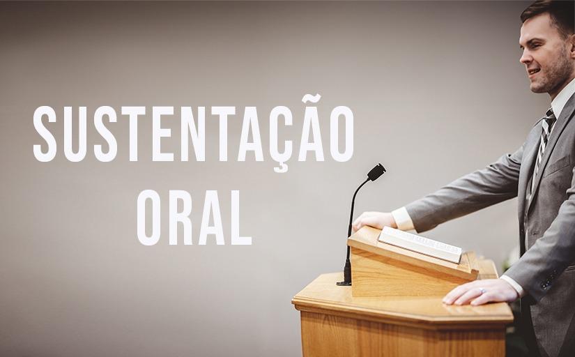 Foto mostra um homem de terno em frente a um púlpito de madeira