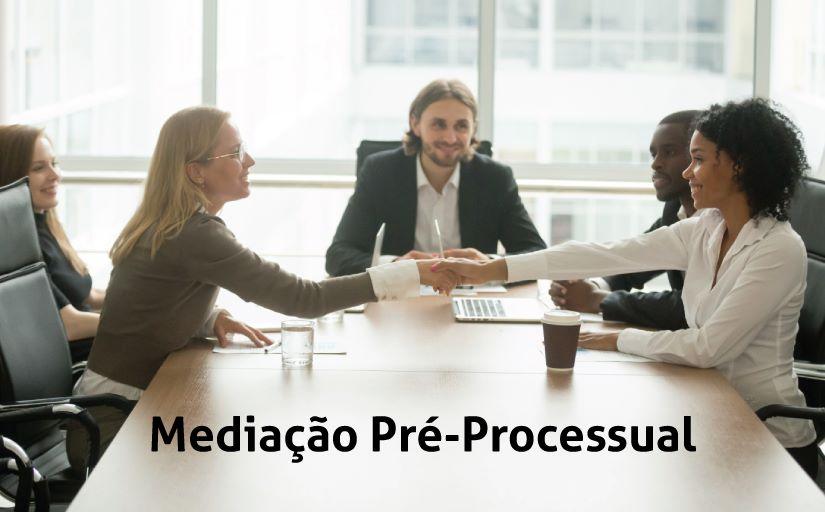 Foto mostra duas mulheres, sentadas à mesa, apertando as mãos. Ao fundo um homem observa. Texto: Mediação Pré-Processual