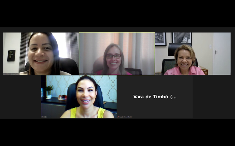 Print de tela com uma reunião virtual com quatro mulheres e uma tela com câmera desabilitada, escrito Vara de Timbó"