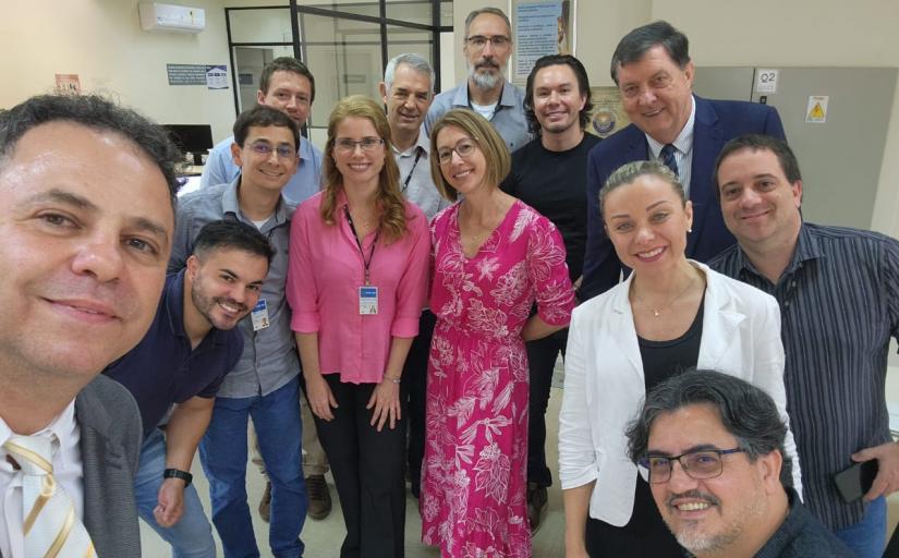 Várias pessoas reunidas para tirar uma selfie