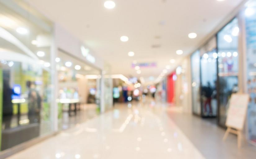Fotografia ilustrativa sem nitidez em um ambiente fechado e iluminado que se assemelha a um shopping center