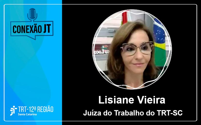 Foto de um banner nas cores azul e preta. Na parte preta, aparece o rosto de uma mulher branca, cabelos castanhos lisos, sorridente. Abaixo da foto, o texto: Lisiane Vieira, juíza do trabalho do TRT-SC