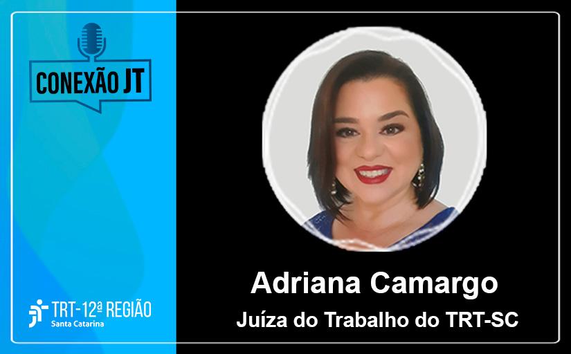 Foto de um banner nas cores azul e preta. Na parte preta, aparece o rosto de uma mulher branca, cabelos negros, sorridente. Abaixo da foto, o texto: Adriana Camargo, juíza do trabalho do TRT-SC