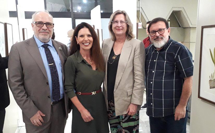Dois homens e duas mulheres estão em pé e posando para a foto