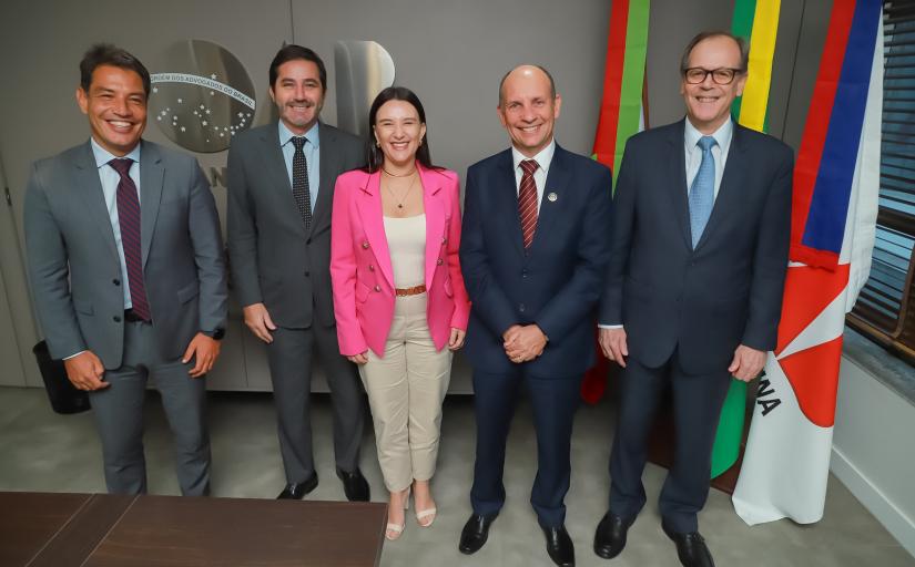 Quatro homens e uma mulher posam para foto. Ao centro, a presidente da OAB-SC juntamente com o presidente do TRT-SC