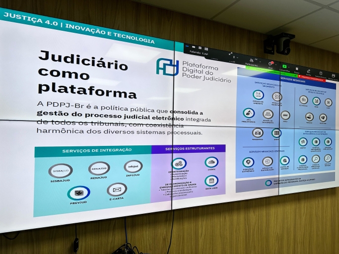 Monitores apresentando a Plataforma Digital do Poder Judiciário