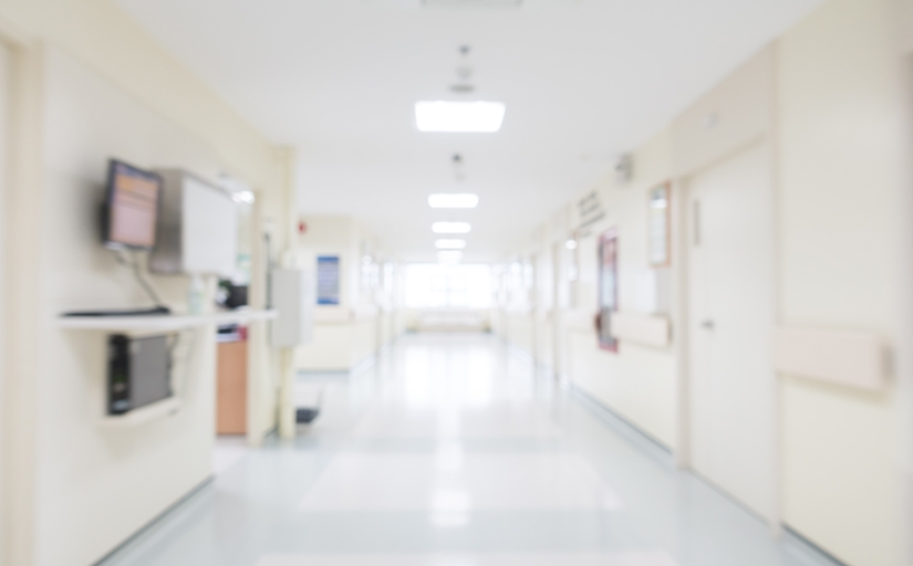 Fotografia de um corredor de hospital vazio levemente desfocada