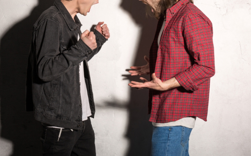 fotografia ilustrativa de dois homens discutindo, um deles pronto para a briga