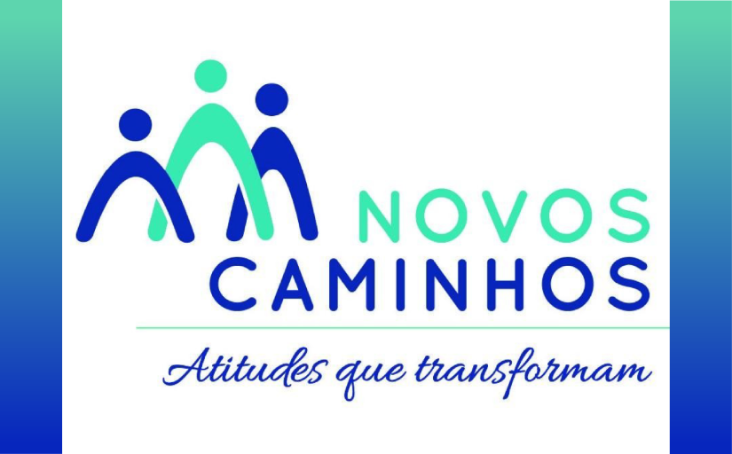 A imagem apresenta o logotipo "Novos Caminhos" com a frase "Atitudes que transformam", em um design com figuras humanas estilizadas.