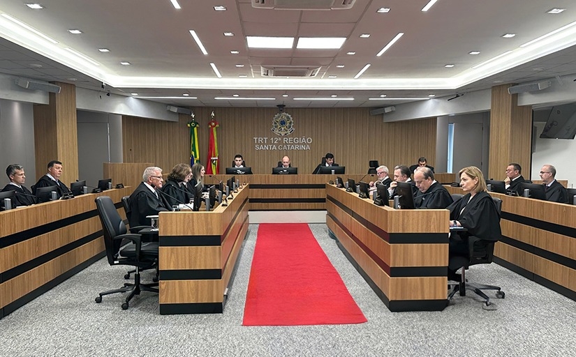 Fotografia do Tribunal Pleno do TRT-SC, com 15 desembargadores reunidos em torno de uma mesa em formato de U