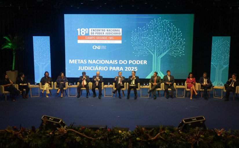 A imagem mostra o palco de um evento do Conselho Nacional de Justiça, com várias autoridades discutindo metas do Poder Judiciário para 2025.